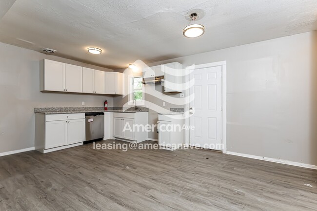 Photo - 422 Queen Marie Ln