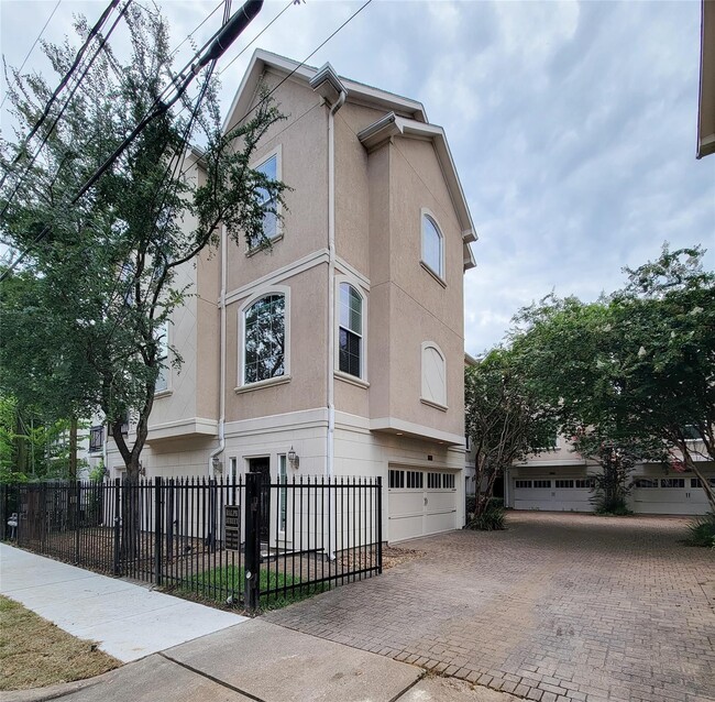 Building Photo - 2418 Ralph St Unit A