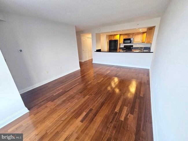 Building Photo - 2001 Hamilton St Unit 925