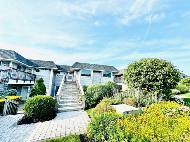 Building Photo - 806 Bluffs Dr N Rental