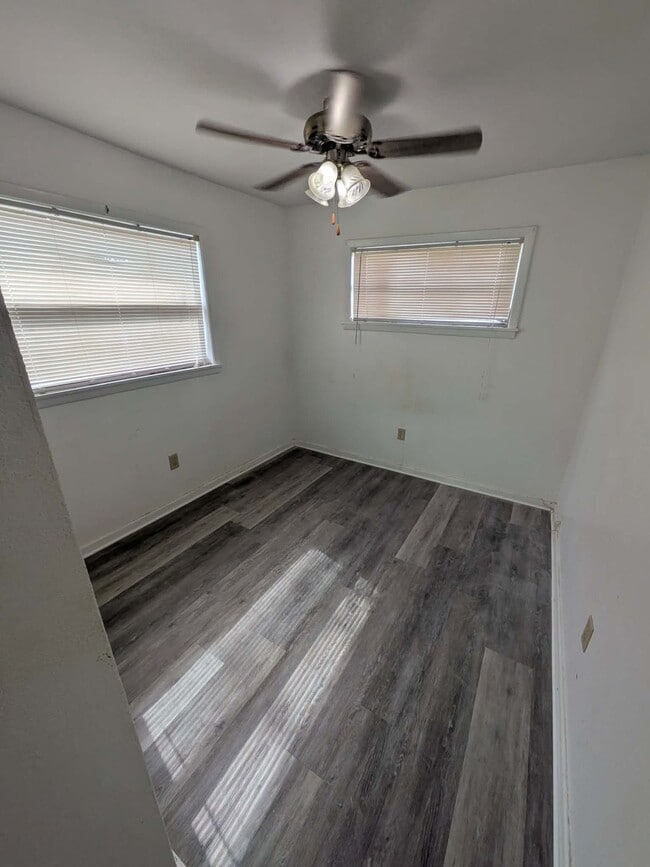 Photo - 202 Orangeview Ln