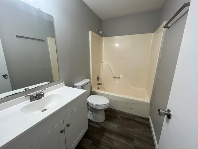 Photo - 22 Foxboro Cv Unit R