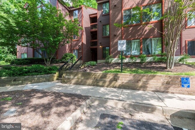 Entrance to building - 2802 Lee Oaks Pl Unit 302