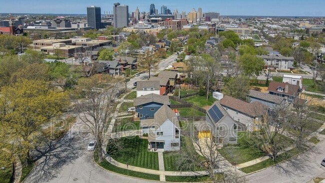 Photo - 2729 Charlotte St