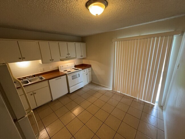 Photo - 1906 Cedarhill Dr Unit 1906 Cedarhill B