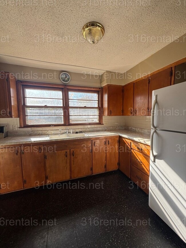 Photo - $1,100 - 3 bedroom 1 bathroom - Single Family Home