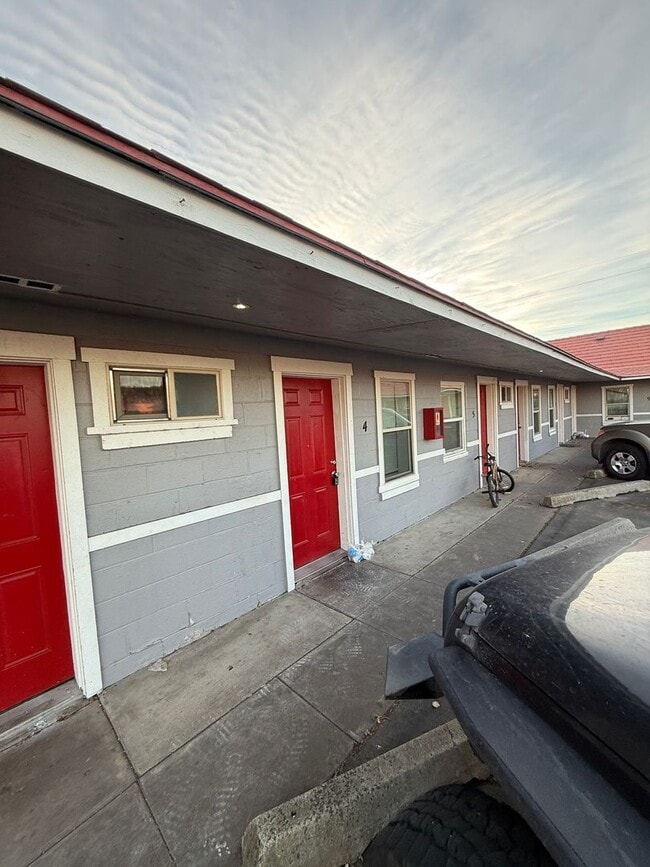 Building Photo - Studio Appartment / 1 Bathroom Apartment in Madras Oregon Unit MVL 808 - #4