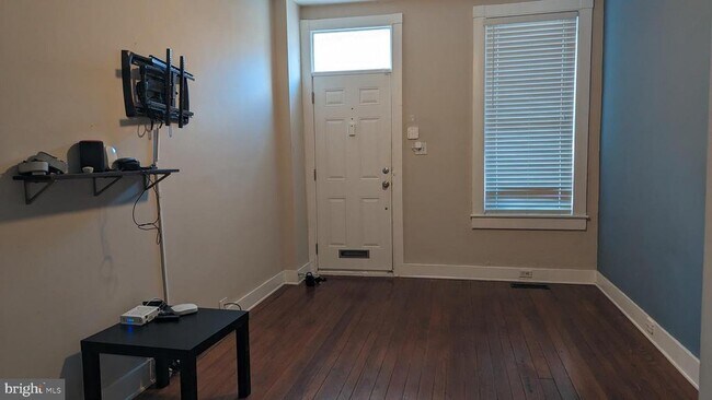 Photo - 124 W Hamburg St