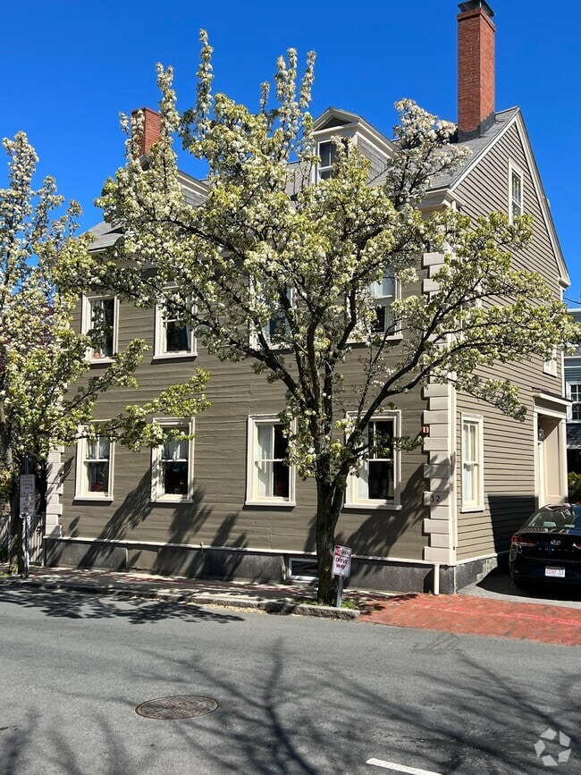 Building Photo - 32 Lynde St Unit 1 Rear Rental