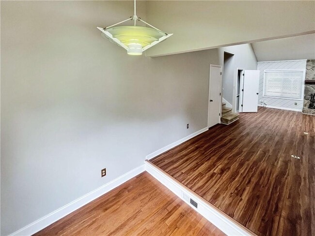 Photo - 2010 Shadow Bluff Ct NE