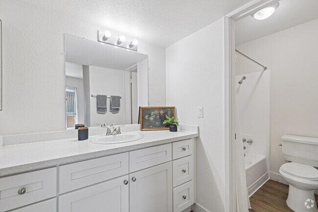 2 habitaciones, 2 baños - 880 pies cuadrados - Baño - Kingswood Village Unidad 137