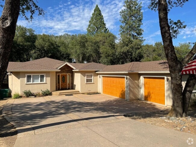 Building Photo - 3 bedroom, 3 bath, entertainment room, lib... Rental