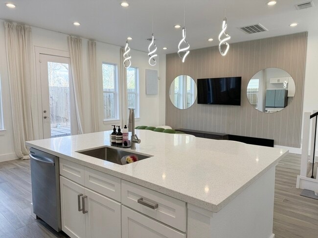 Photo - 2335 Paul Quinn St