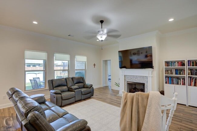 Photo - 725 Esau Ave