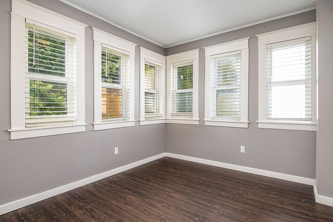 Photo - Beautiful 2nd floor corner unit! Unidad Whistwood 4