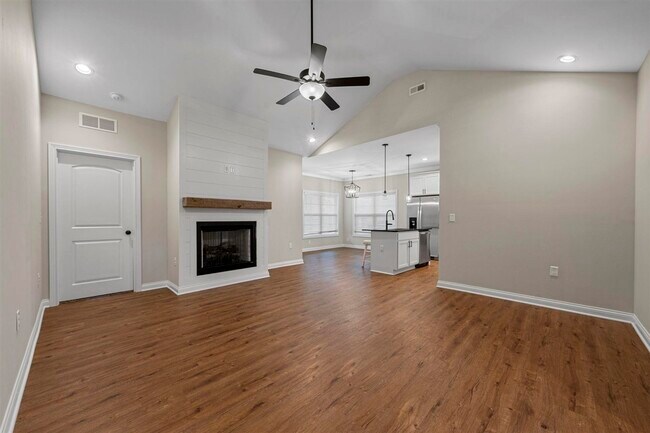 Photo - 821 Poplar Log Dr