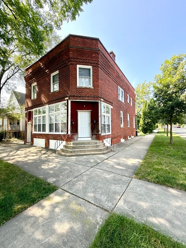 Building Photo - 1801 Lyons St