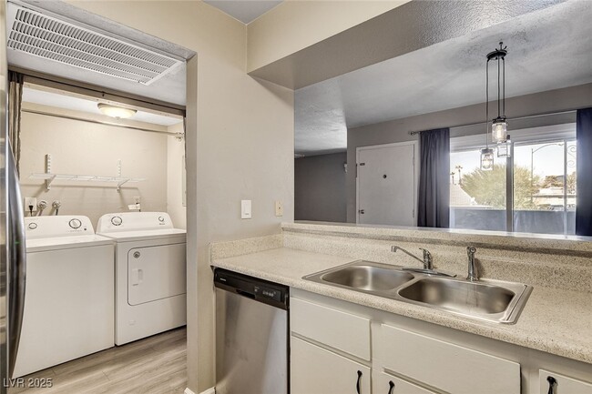 Building Photo - 1544 Hialeah Dr Unit D Rental