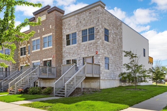 Spacious Townhome with Heated Garage Just ... - Spacious Townhome with Heated Garage Just ...