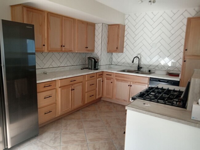 Building Photo - Remodeled 2 Bedroom 1 Bath