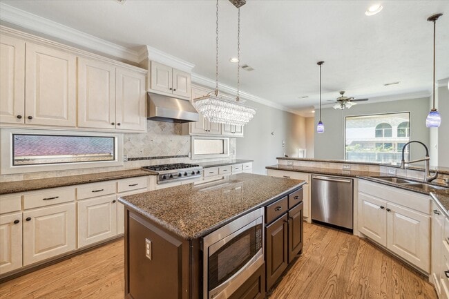 Building Photo - 3310 Blue Bonnet Blvd