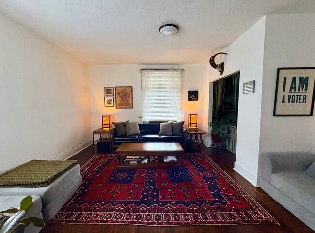 Building Photo - 3453 Woodburn Ave Unit 2