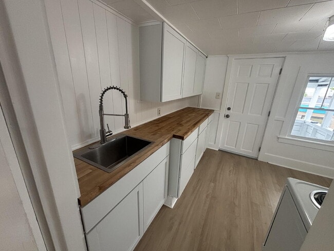 Photo - Completely Renovated 1-Bedroom + Bonus Room — Walk Everywhere in Brunswick! Unit 1