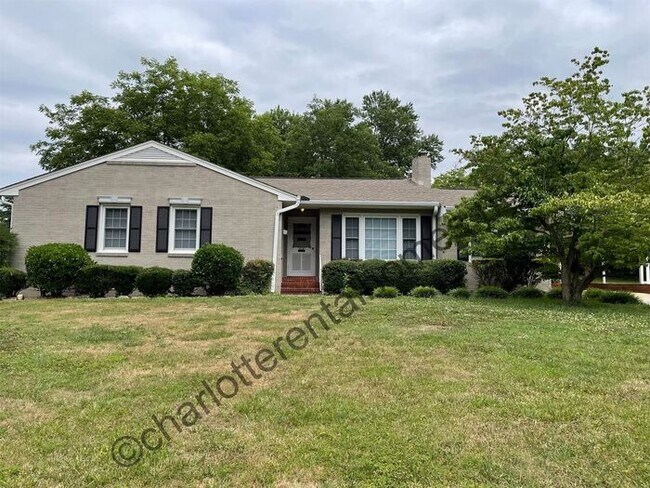 Building Photo - Brick ranch in desirable neighborhood Rental