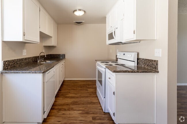 1BR, 1BA - 690 SF