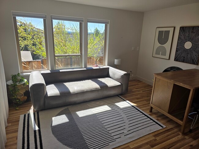 Building Photo - 1059 NW Saginaw Ave Unit 102