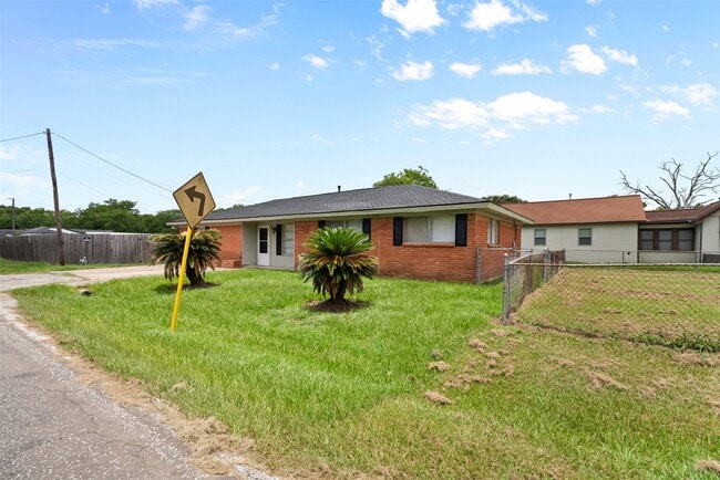 Photo - 815 Rugeley St