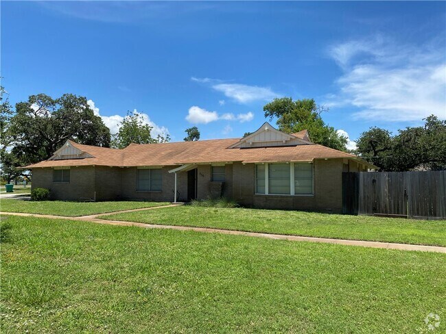 Building Photo - 536 W Yoakum Ave Rental