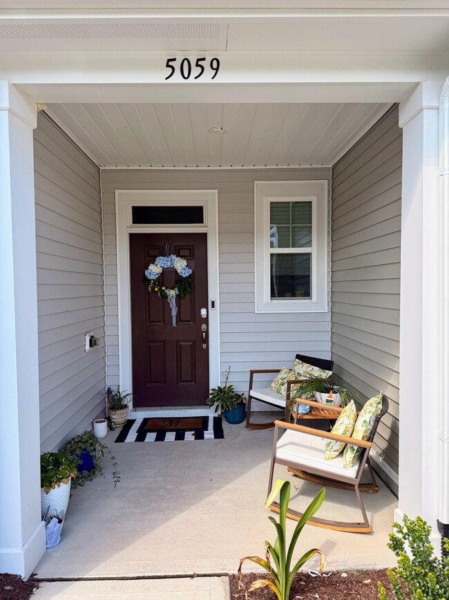 Photo - 5059 Tura St