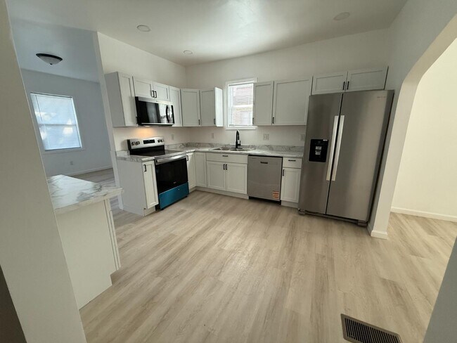 Photo - 705 E Riverside Dr