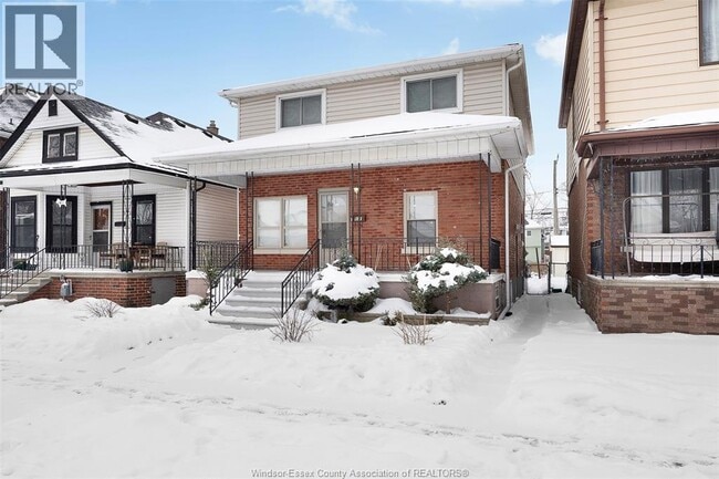 Photo - 907 Gladstone Ave