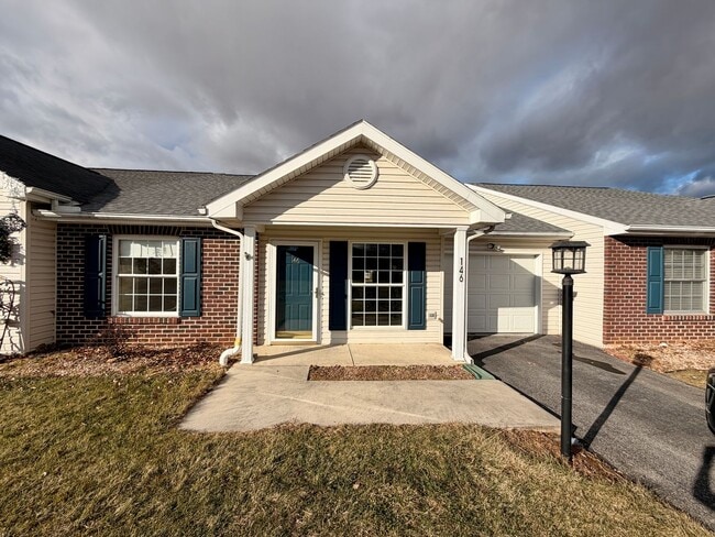 Building Photo - Ranch, 2-bed, 2 bath