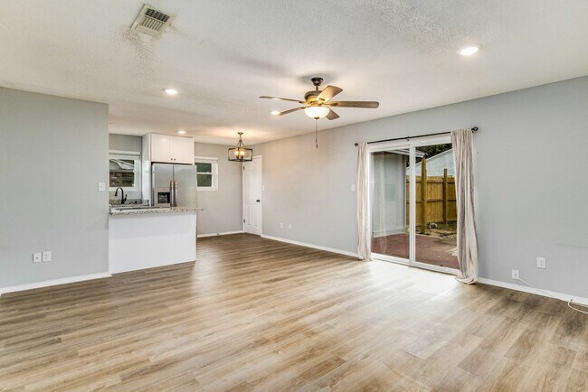 Photo - BRIGHT AND BEAUTIFUL HOME, CENTRALLY LOCATED!