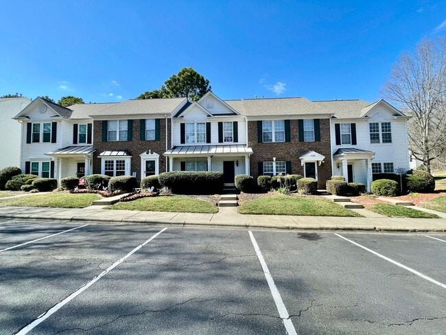 Building Photo - Beautiful 2 bedroom 2 1/2 bath townhouse close to prosperity church Rd!