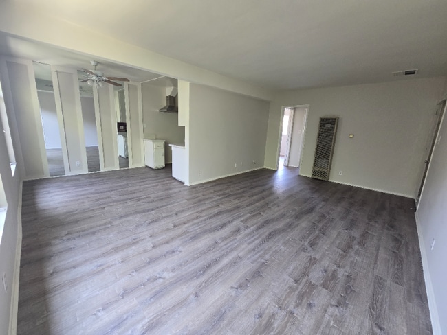 Photo - 13531 Wyandotte St Unidad 6