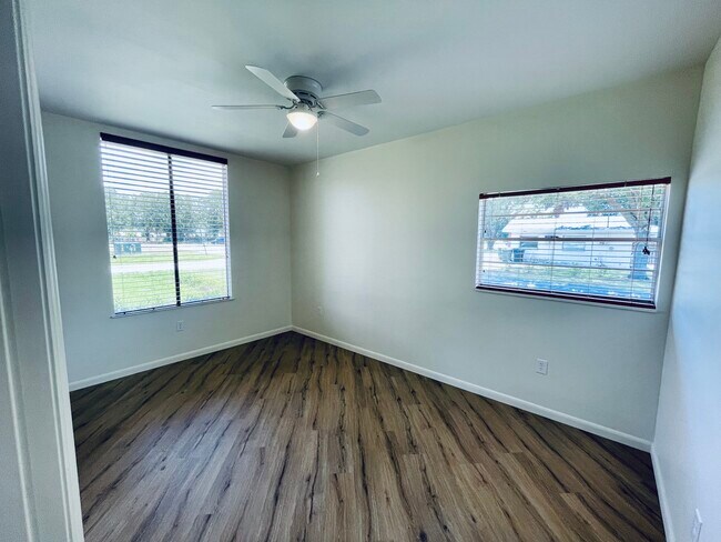 Photo - 1501 Akron Dr