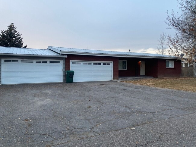 Building Photo - Gorgeous Fully Remodeled 3 Bed 1.5 baths a... Rental