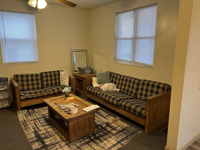 Living room - 407 Sharon Ave Apartments