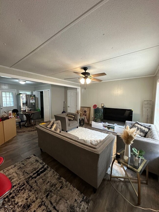 Photo - 4 Bedroom, 2 bathroom home near Caterpillar