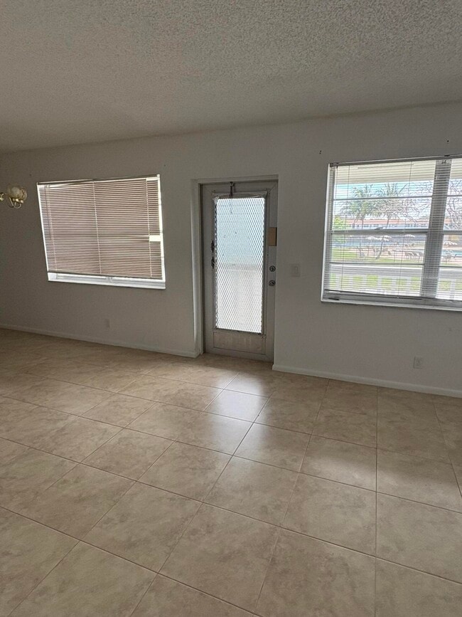 Photo - 163 Somerset Crescent Unidad H