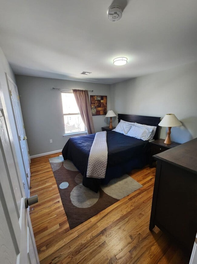 Building Photo - 0 bedroom in Newark NJ 07105 Unit 22 - 1 Standard Hallway - West Rental