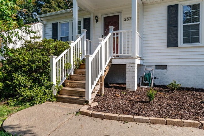 Building Photo - Charming 3-Bedroom Ranch – Convenient Loca... Rental