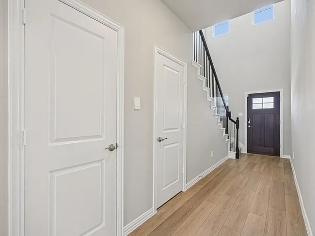 Photo - 709 Leavenworth Dr