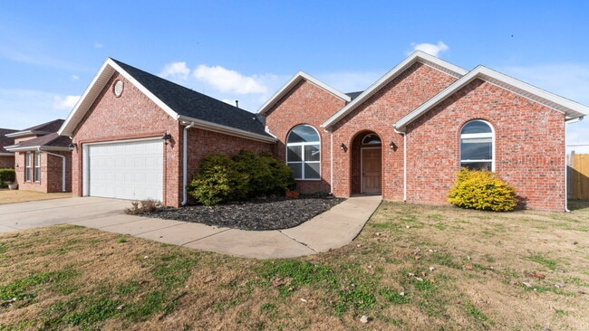 Photo - "Charming 3-Bedroom Bentonville Home with Granite Elegance and Cozy Fireplace!"
