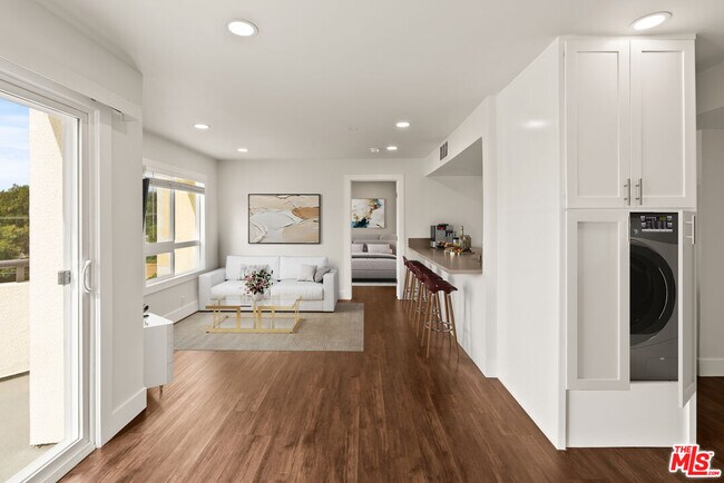 Photo - 16550 Vanowen St Unidad 307