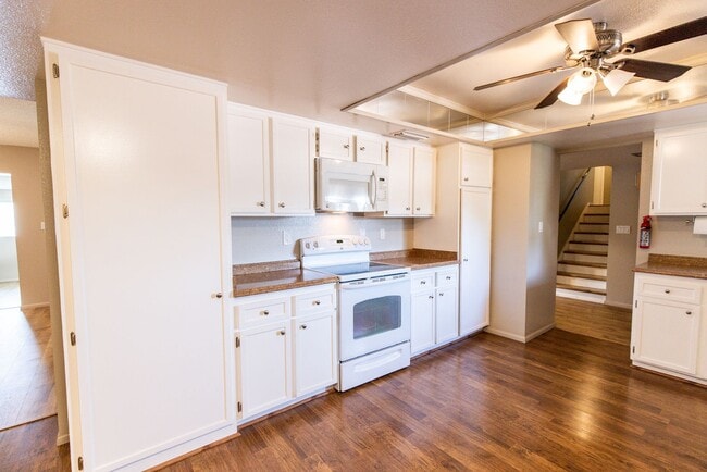 Building Photo - 6 Bedroom 3.5 Bathroom Tri-Level Home In Tempe close to ASU